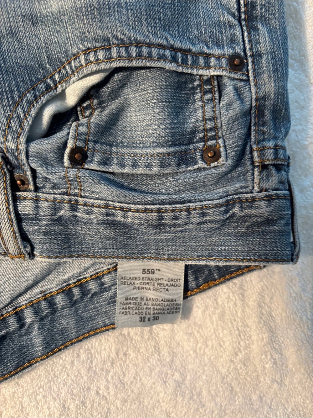 Levi's 559 - Faded Light Blue Jeans with distressing at the knee - Picture 4 of 4